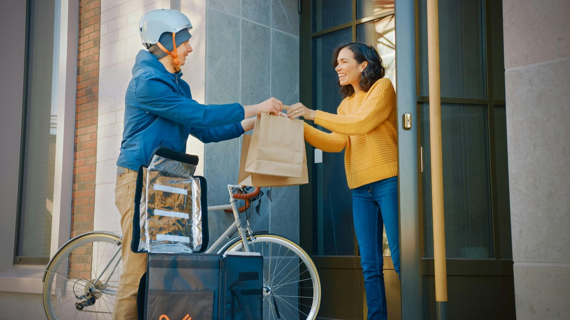 Third-Party Delivery Services vs. Direct-to-Consumer Delivery for Restaurants